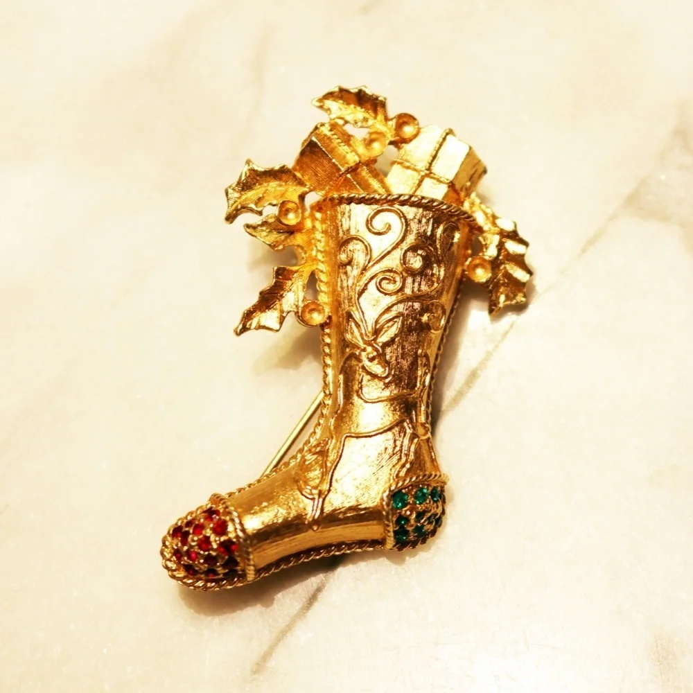 🎄 Vintage Napier Crystal Embellished Christmas Stocking Brooch 💫✨